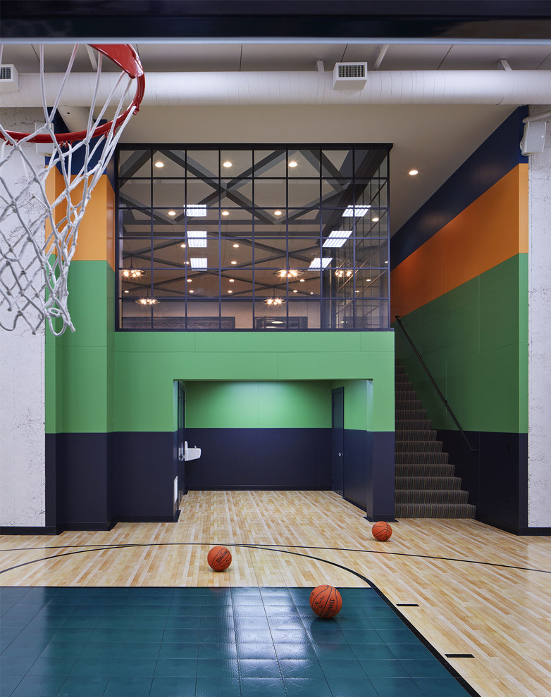 Moderner Fitnessraum mit Indoor-Sportplatz, bunten Wänden, hellem Holzboden und beigem Boden in Minneapolis