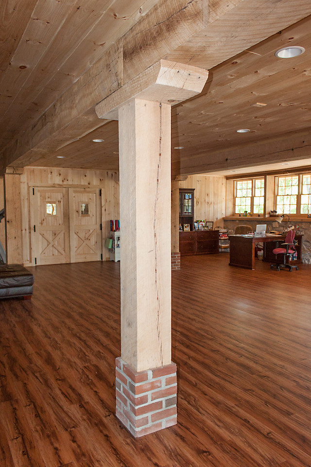 Idee per una palestra in casa rustica con pavimento in legno massello medio
