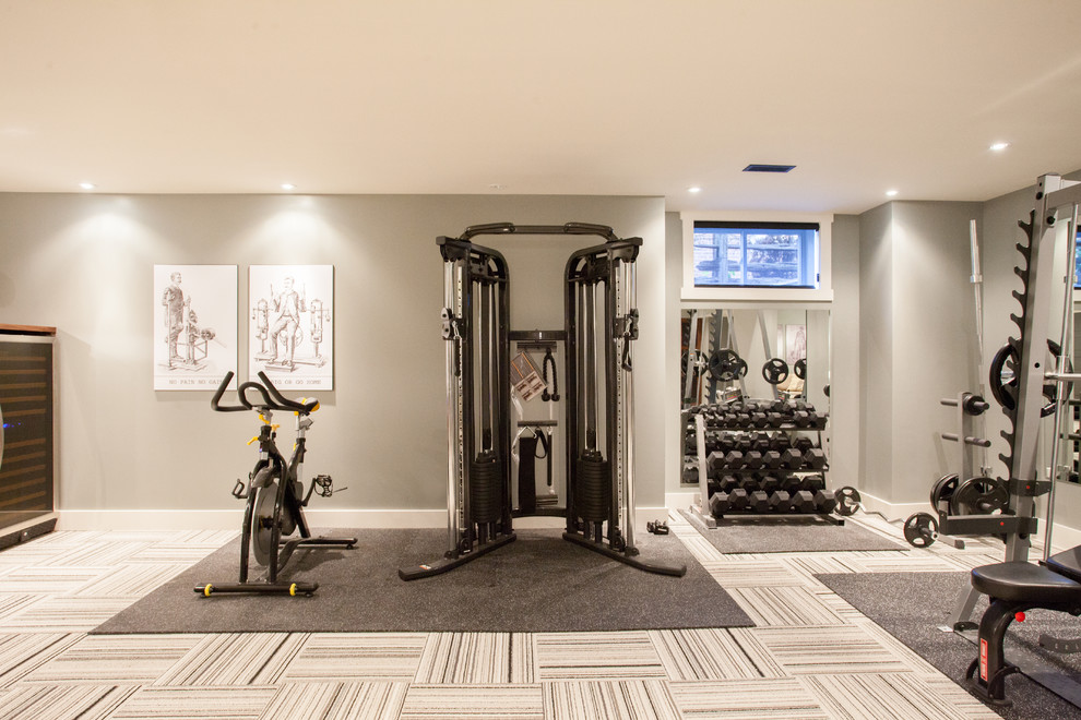 Multifunktionaler Moderner Fitnessraum mit grauer Wandfarbe, Teppichboden und buntem Boden in Toronto