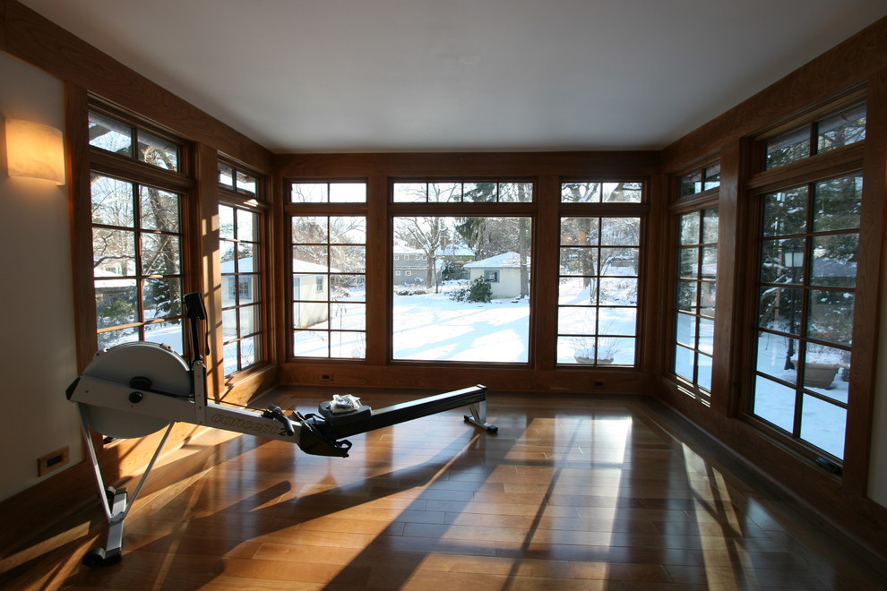 Foto di una palestra in casa design con pavimento marrone