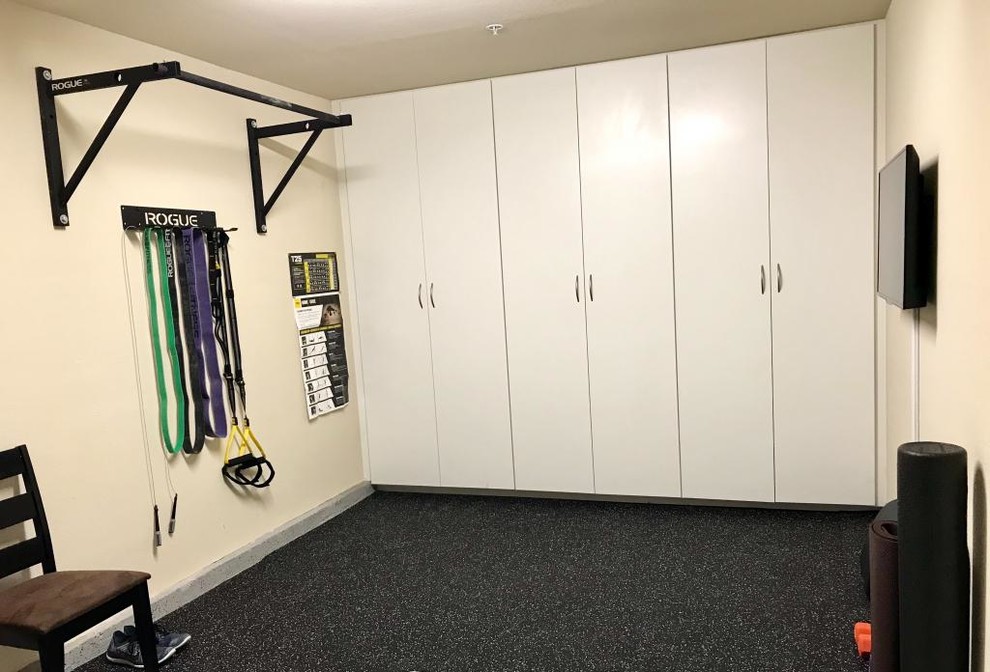 Multifunktionaler, Mittelgroßer Fitnessraum mit weißer Wandfarbe in Minneapolis