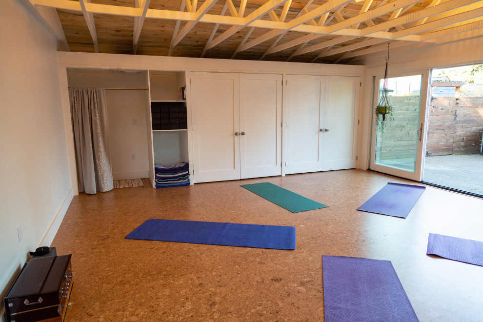 Mittelgroßer Moderner Yogaraum mit weißer Wandfarbe, Korkboden und braunem Boden in Portland
