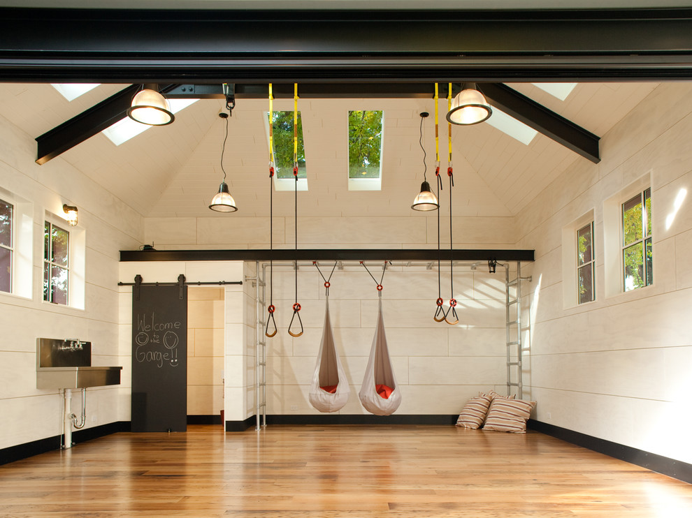 Multifunktionaler Moderner Fitnessraum mit weißer Wandfarbe, braunem Holzboden und braunem Boden in Seattle
