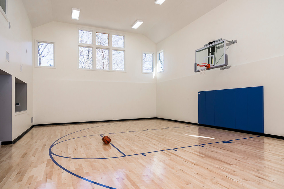 Geräumiger Fitnessraum mit Indoor-Sportplatz, beiger Wandfarbe, hellem Holzboden und beigem Boden in Chicago