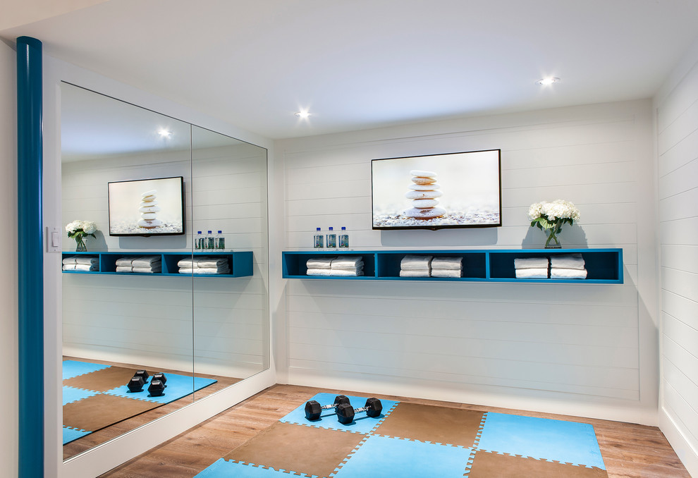 Cette image montre un petit studio de yoga design avec un mur blanc.