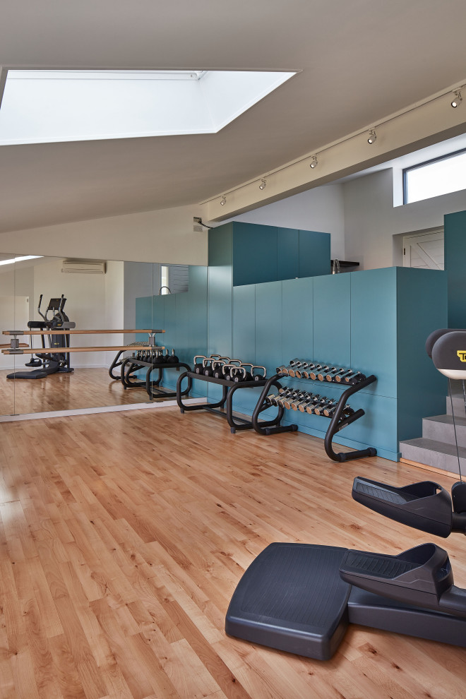 This is an example of a contemporary home gym in London.