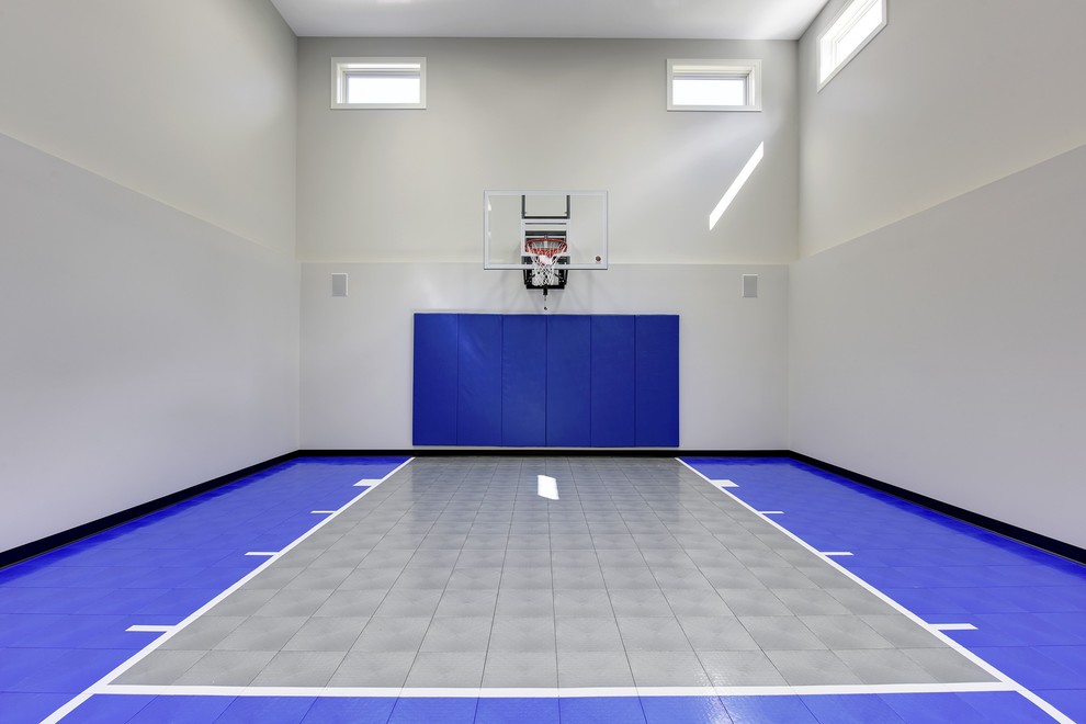 Стильный дизайн: большой спортзал в стиле неоклассика (современная классика) с серыми стенами и разноцветным полом - последний тренд