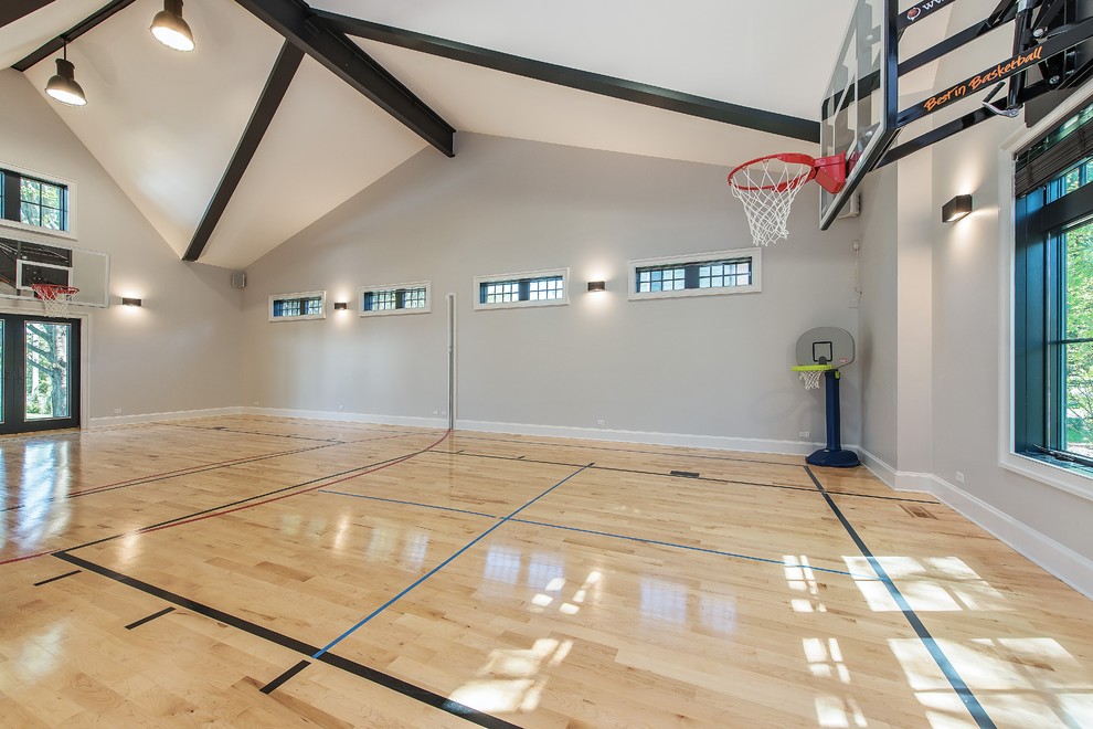 Geräumiger Country Fitnessraum mit Indoor-Sportplatz, grauer Wandfarbe und hellem Holzboden in Chicago