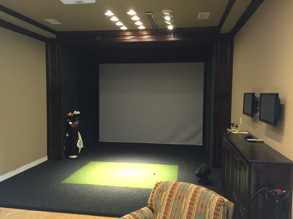 Cette photo montre une grande salle de cinéma chic avec un mur beige et moquette.