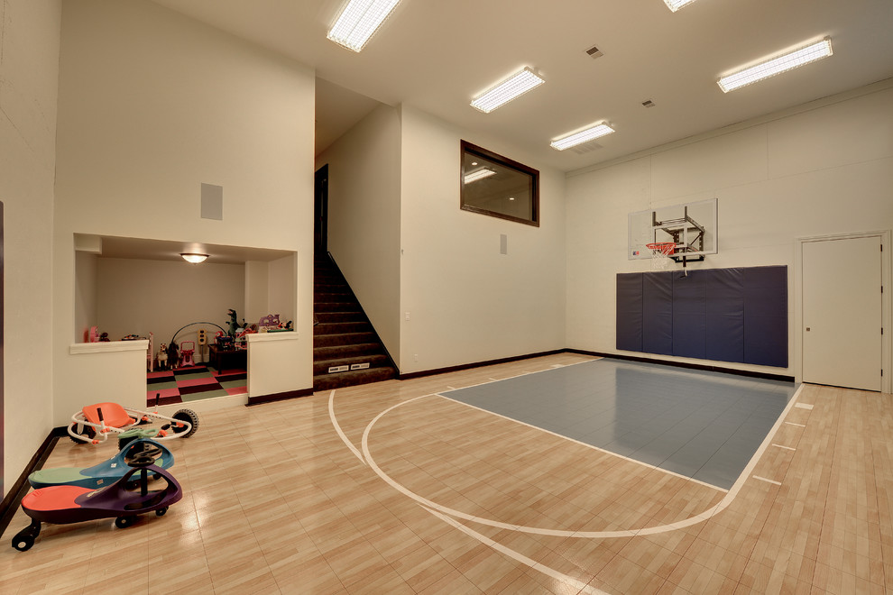 Inspiration for a timeless home gym remodel in Minneapolis