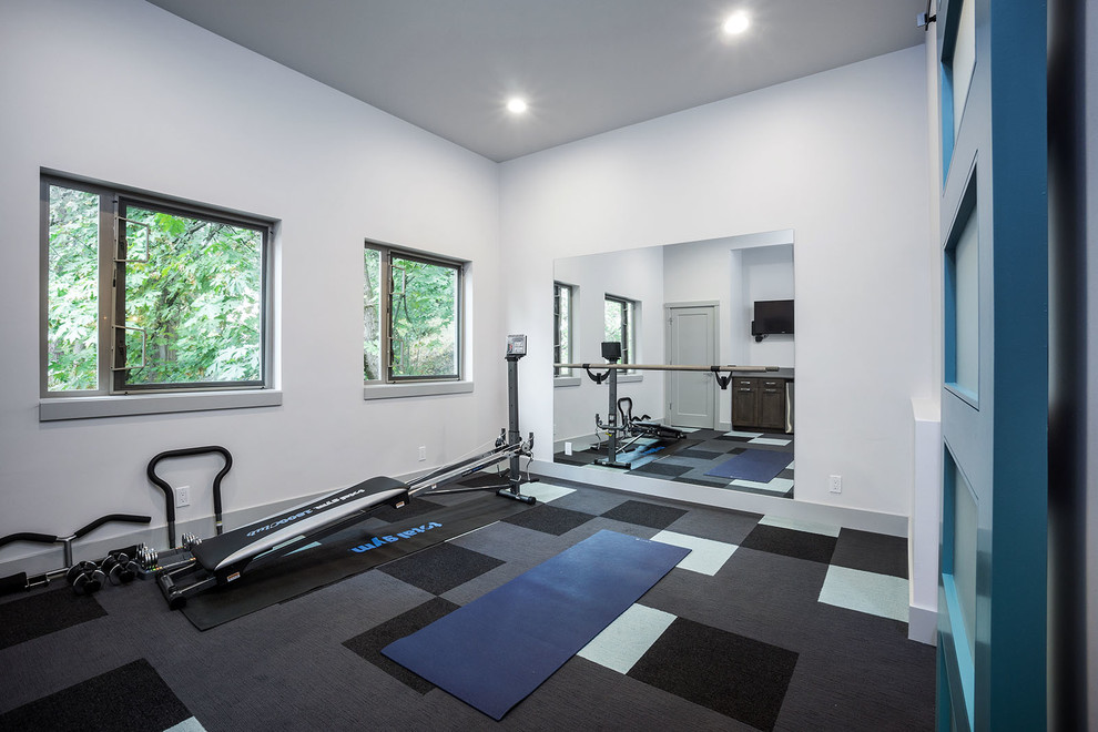 Multifunktionaler, Großer Moderner Fitnessraum mit weißer Wandfarbe und Teppichboden in Sonstige