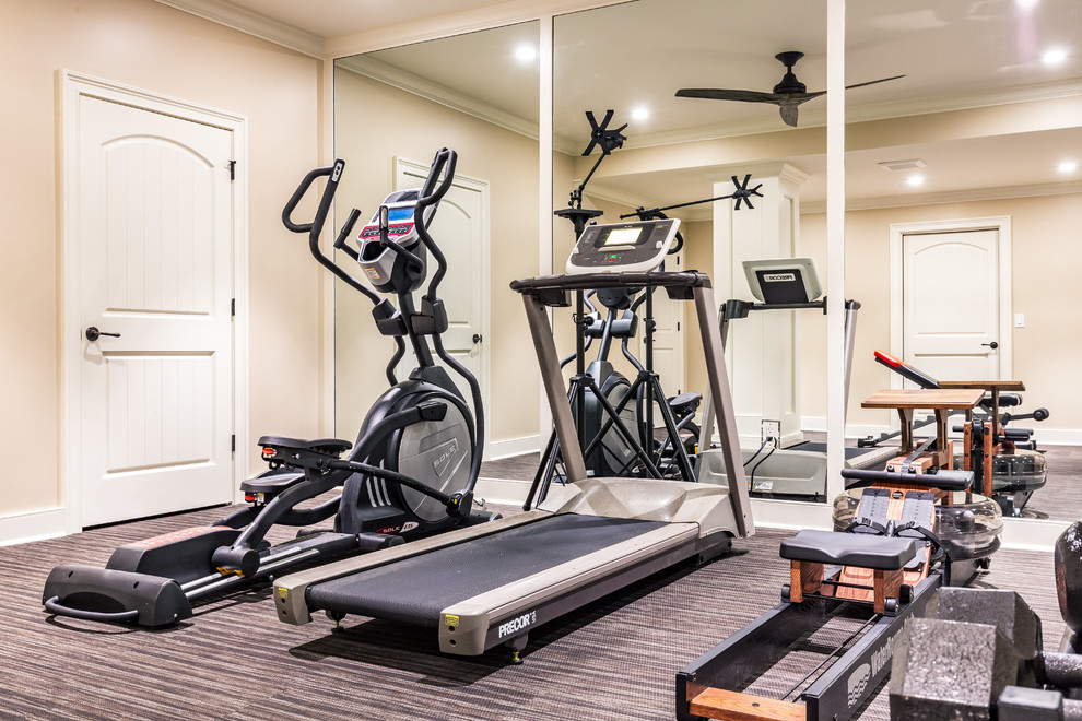 Imagen de gimnasio multiusos mediterráneo de tamaño medio con paredes beige, moqueta y suelo multicolor