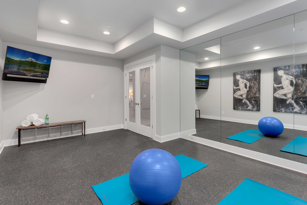 Imagen de estudio de yoga contemporáneo de tamaño medio con paredes grises, suelo de corcho y suelo negro