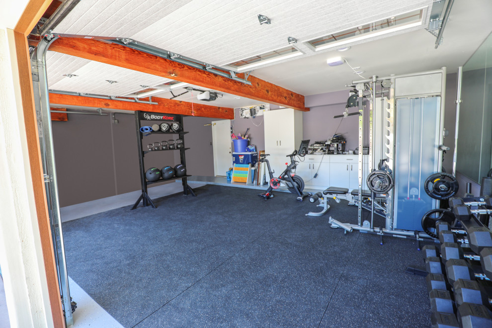 オレンジカウンティにあるお手頃価格の中くらいな地中海スタイルのおしゃれなトレーニングルーム (白い壁、黒い床) の写真