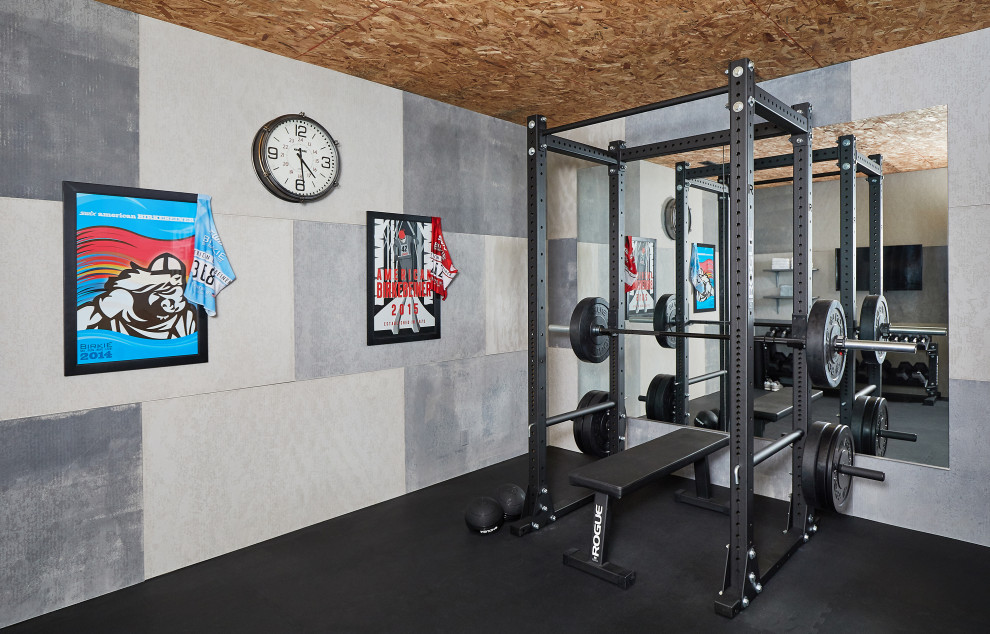 Ejemplo de sala de pesas de estilo de casa de campo de tamaño medio con paredes grises