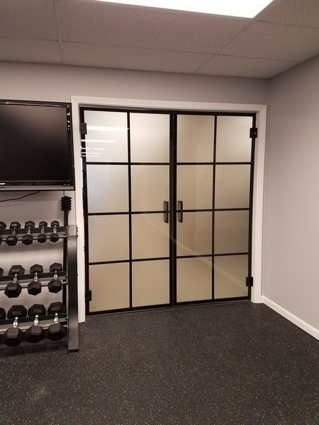 Mittelgroßer Moderner Fitnessraum mit grauer Wandfarbe und schwarzem Boden in Chicago