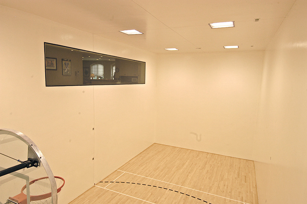 Geräumiger Uriger Fitnessraum mit Indoor-Sportplatz, weißer Wandfarbe und hellem Holzboden in Omaha