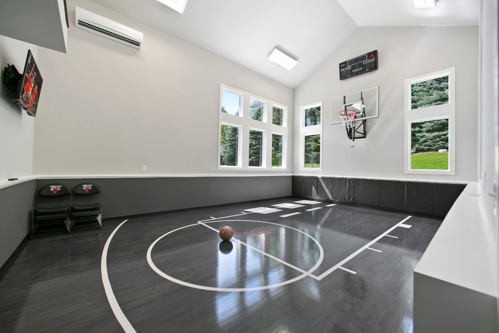 Klassischer Fitnessraum mit Indoor-Sportplatz, grauer Wandfarbe, dunklem Holzboden und grauem Boden in Minneapolis