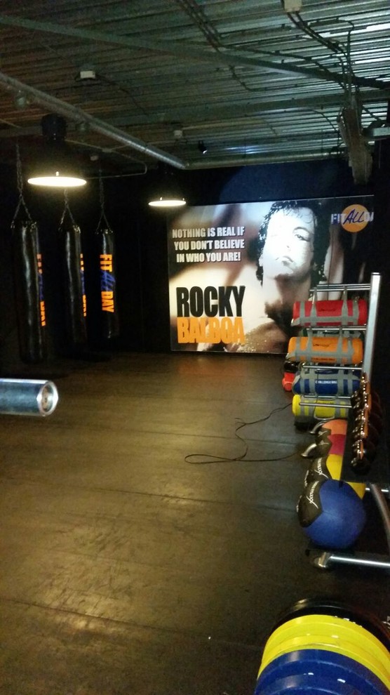 Kleiner Industrial Fitnessraum mit Indoor-Sportplatz und blauer Wandfarbe in Amsterdam
