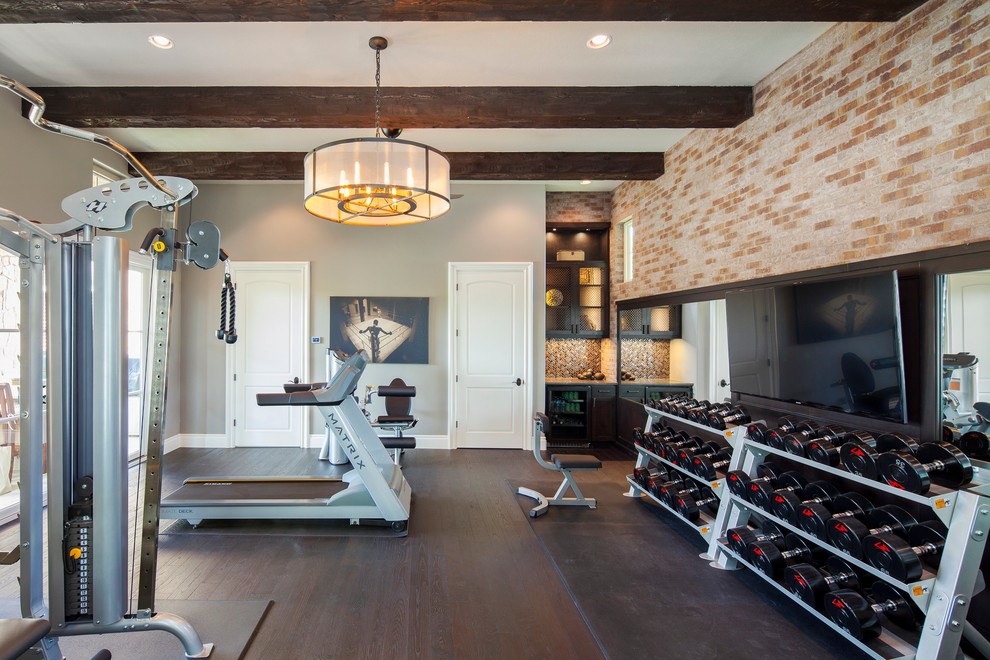Photo of a traditional home gym in Los Angeles.