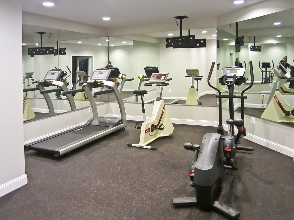 Moderner Fitnessraum mit grauem Boden in Washington, D.C.