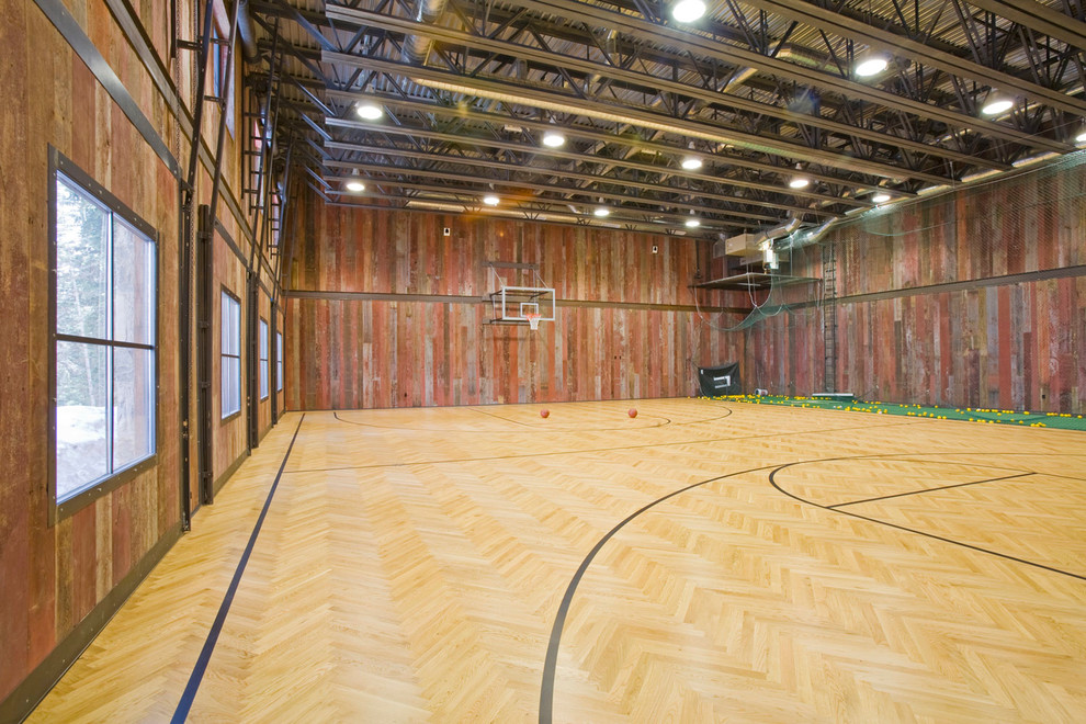 Geräumiger Klassischer Fitnessraum mit Indoor-Sportplatz und hellem Holzboden in Denver