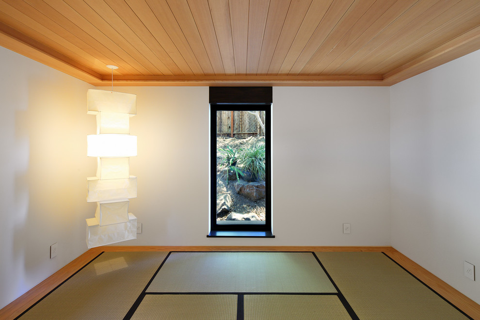 Idee per un grande studio yoga design con pareti bianche e pavimento beige