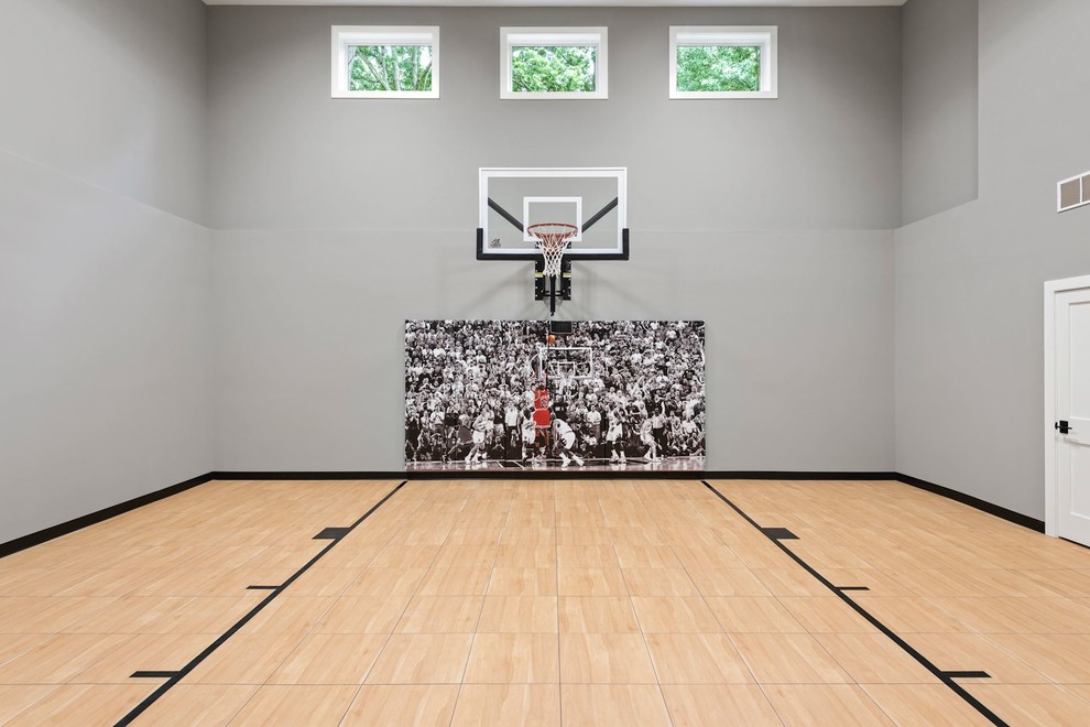 Großer Moderner Fitnessraum mit Indoor-Sportplatz, grauer Wandfarbe und beigem Boden in Minneapolis