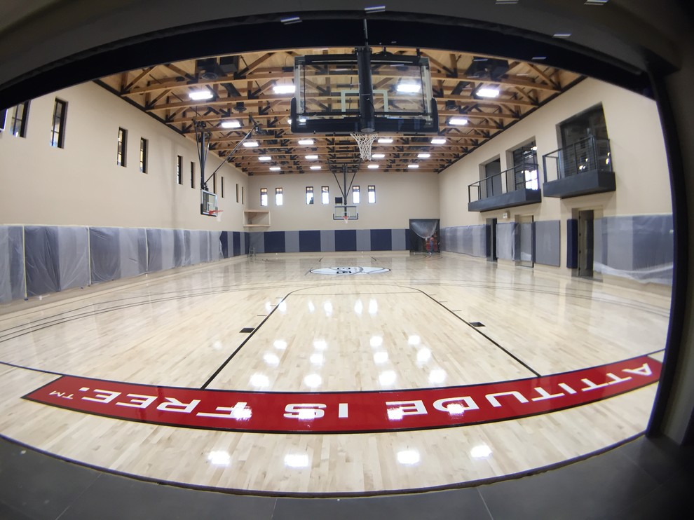 Großer Klassischer Fitnessraum mit Indoor-Sportplatz, beiger Wandfarbe und hellem Holzboden in Phoenix