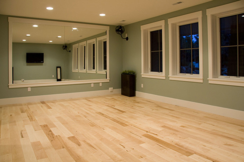 Immagine di uno studio yoga classico di medie dimensioni con pareti verdi, parquet chiaro e pavimento beige