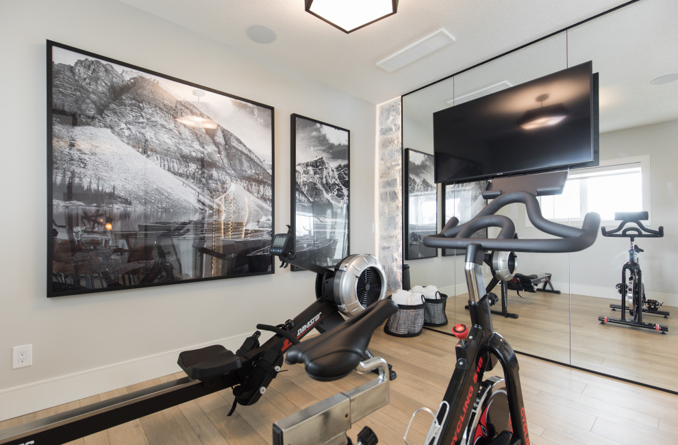 Multifunktionaler, Mittelgroßer Country Fitnessraum mit grauer Wandfarbe und Laminat in Calgary