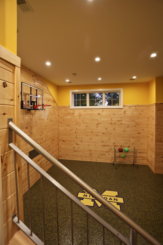 グランドラピッズにある広いトランジショナルスタイルのおしゃれな室内コート (コンクリートの床、グレーの床) の写真