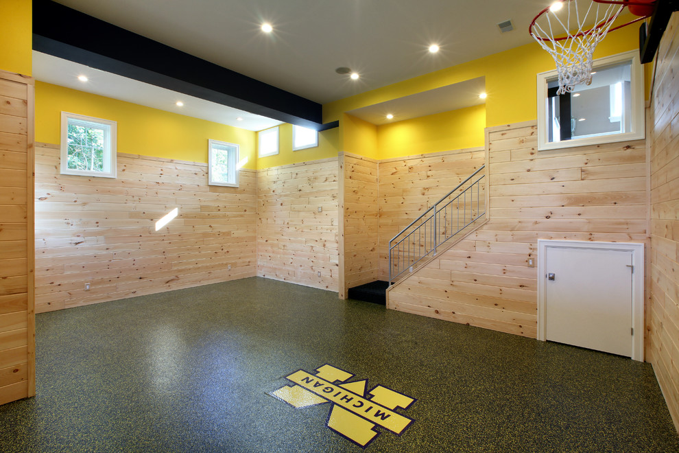 グランドラピッズにある広いトランジショナルスタイルのおしゃれな室内コート (コンクリートの床) の写真
