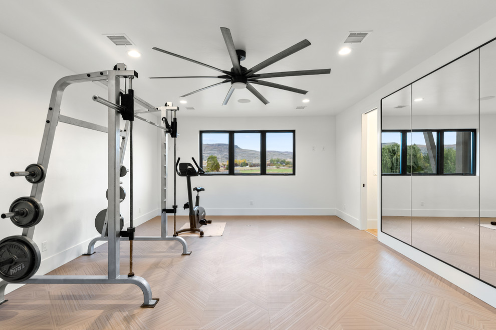 Multifunktionaler, Geräumiger Moderner Fitnessraum mit weißer Wandfarbe, hellem Holzboden und beigem Boden in Salt Lake City