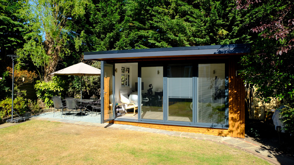 Multifunktionaler, Kleiner Moderner Fitnessraum mit grauer Wandfarbe, hellem Holzboden, grauem Boden und Holzdielendecke in Surrey