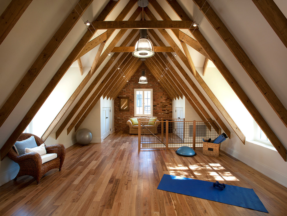 Idéer för ett klassiskt hemmagym med yogastudio, med vita väggar och mellanmörkt trägolv