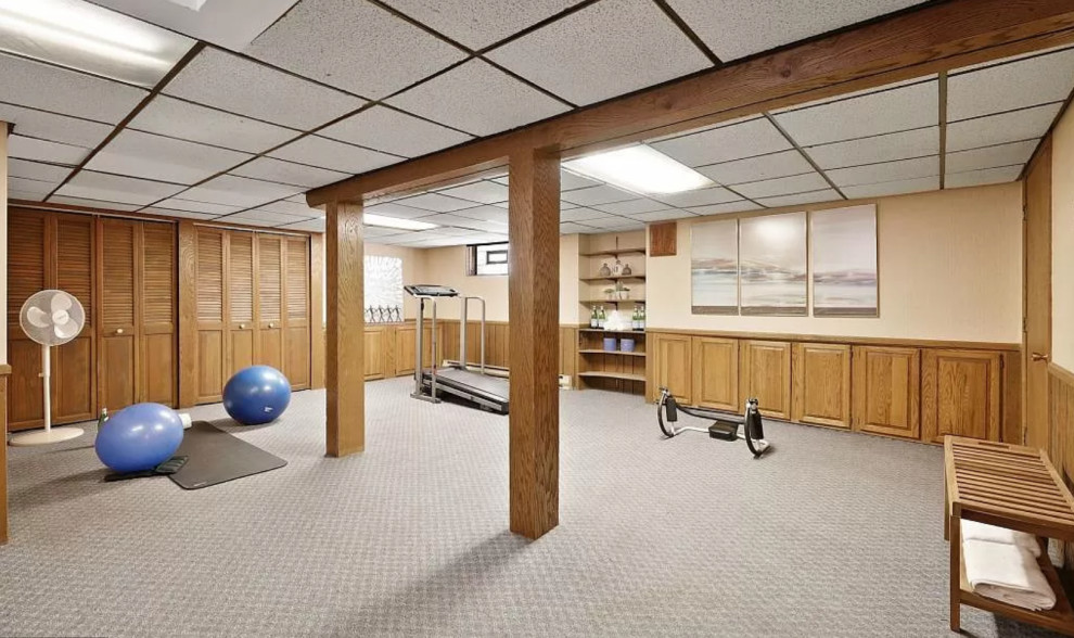 Multifunktionaler, Großer Moderner Fitnessraum mit bunten Wänden, Teppichboden und grauem Boden in Minneapolis