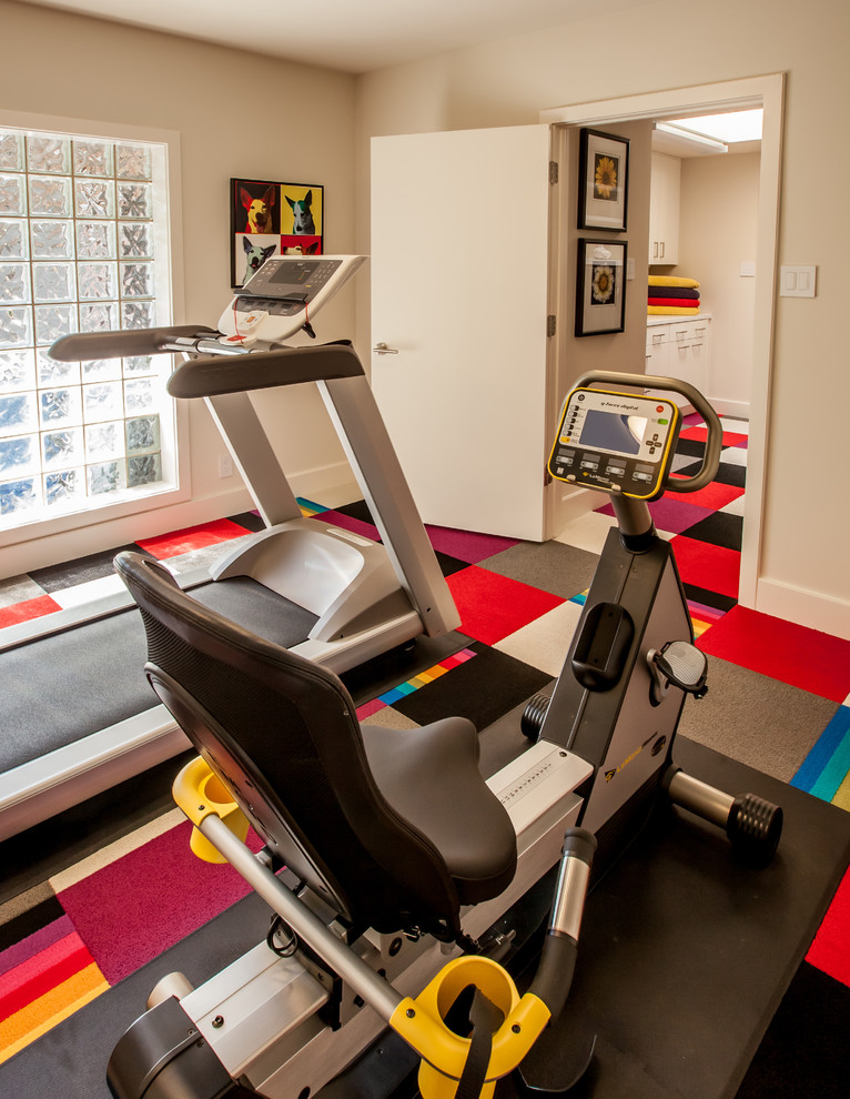 Kleiner Moderner Fitnessraum mit beiger Wandfarbe, Teppichboden und buntem Boden in Dallas