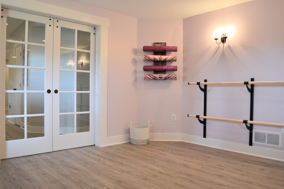 Idée de décoration pour un studio de yoga champêtre de taille moyenne avec un mur violet et un sol en vinyl.