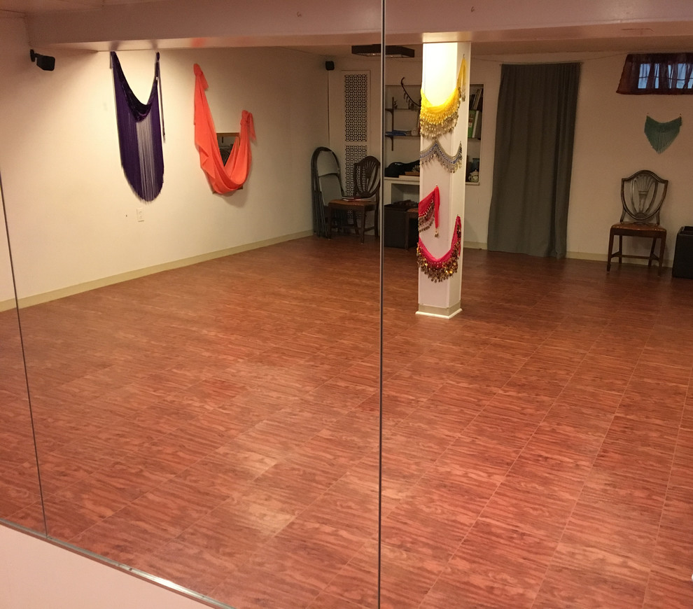 Idee per un grande studio yoga con pareti bianche e pavimento in vinile