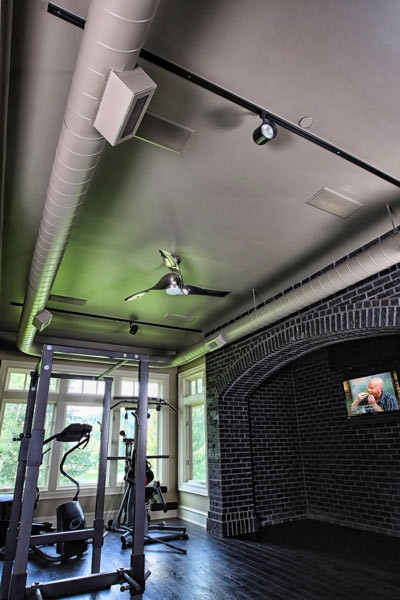 Multifunktionaler, Mittelgroßer Industrial Fitnessraum mit schwarzer Wandfarbe und dunklem Holzboden in Portland