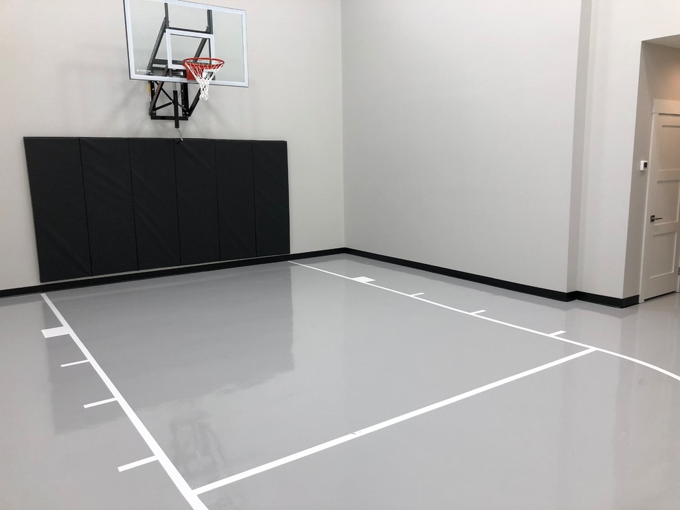 Klassischer Fitnessraum mit Indoor-Sportplatz und Betonboden in Minneapolis