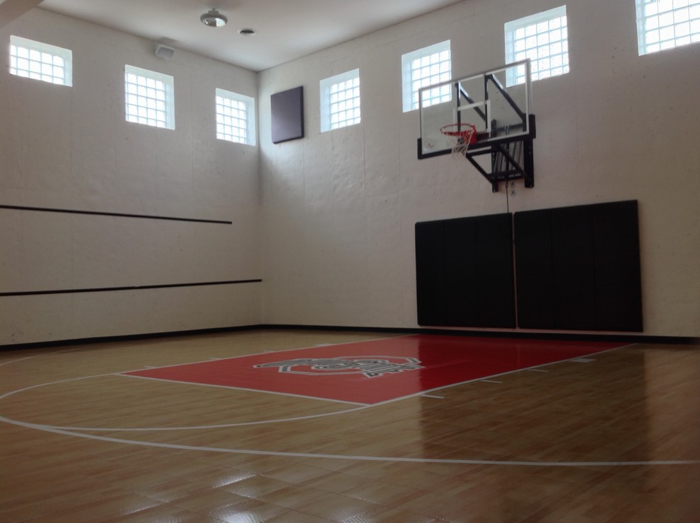 Idées déco pour un terrain de sport intérieur contemporain avec un mur blanc.