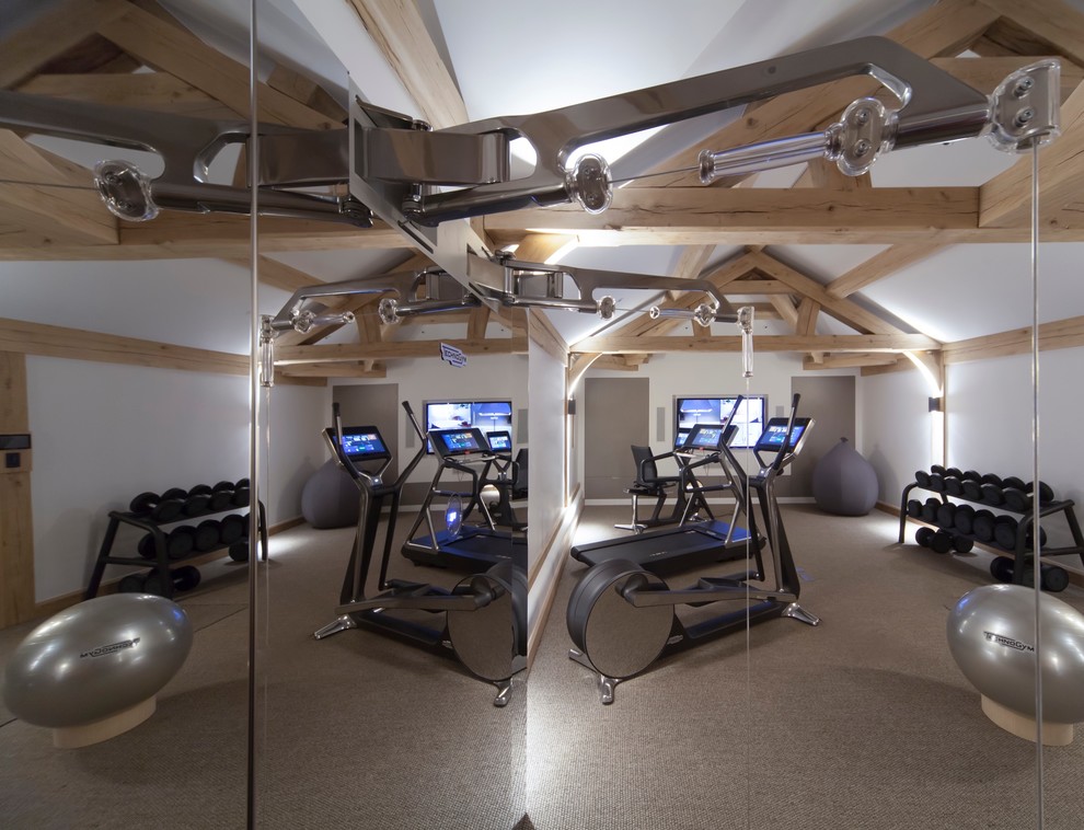 Multifunktionaler, Großer Moderner Fitnessraum mit weißer Wandfarbe in Cheshire
