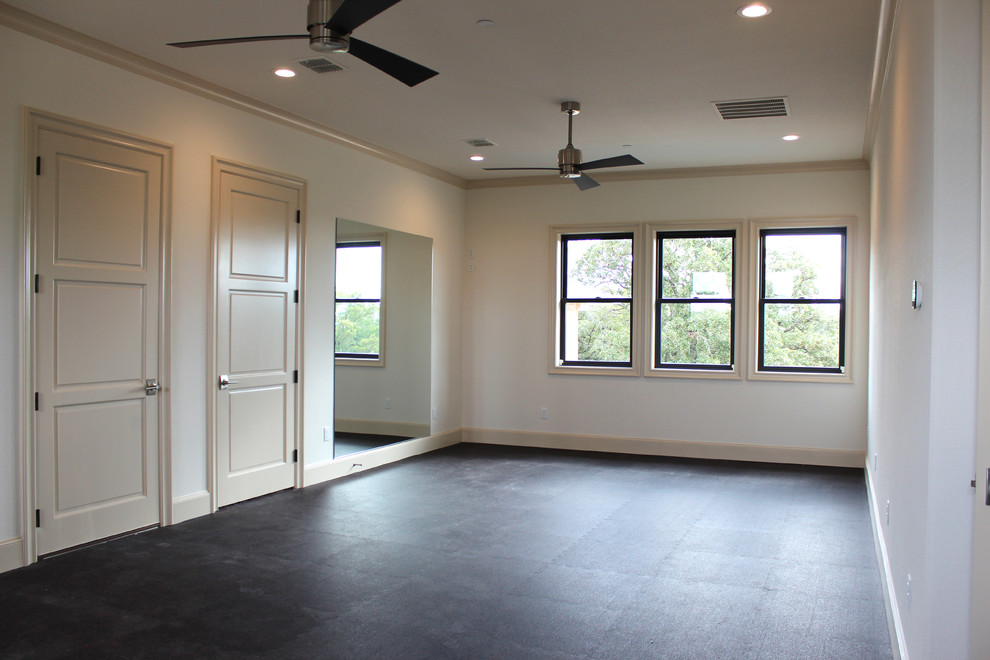 Multifunktionaler, Großer Klassischer Fitnessraum mit weißer Wandfarbe, schwarzem Boden und Vinylboden in Dallas