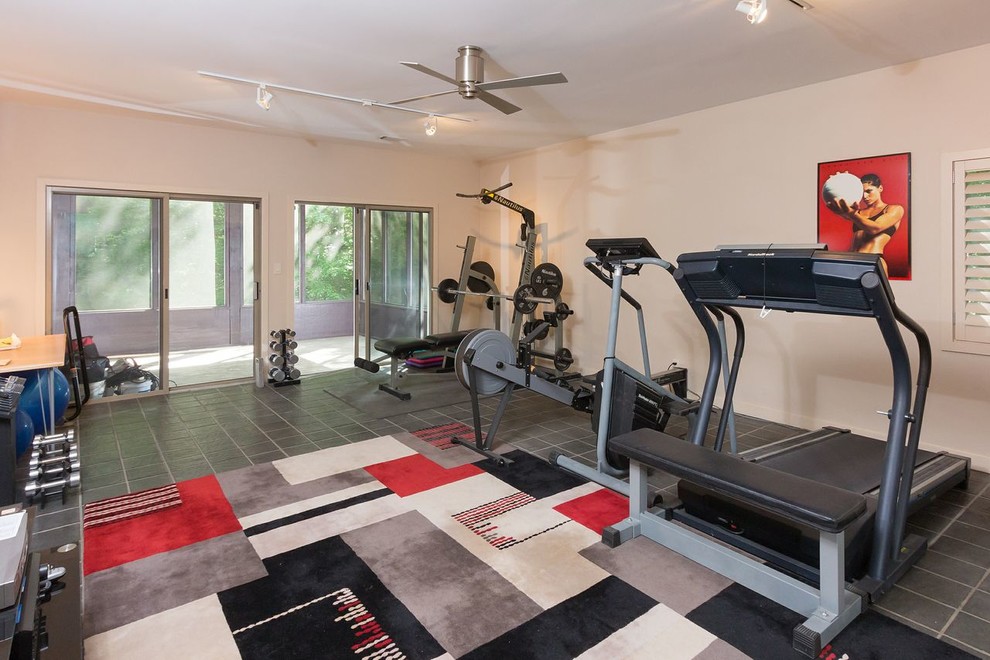 This is an example of a classic home gym in Atlanta.
