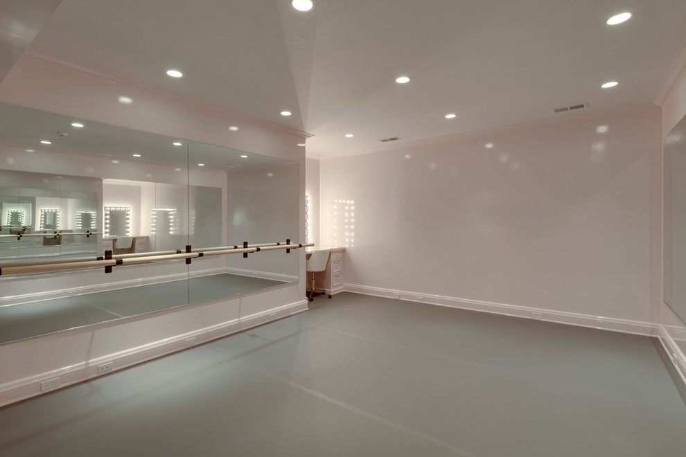 Mittelgroßer Klassischer Fitnessraum mit beiger Wandfarbe, Vinylboden und grauem Boden in Sonstige