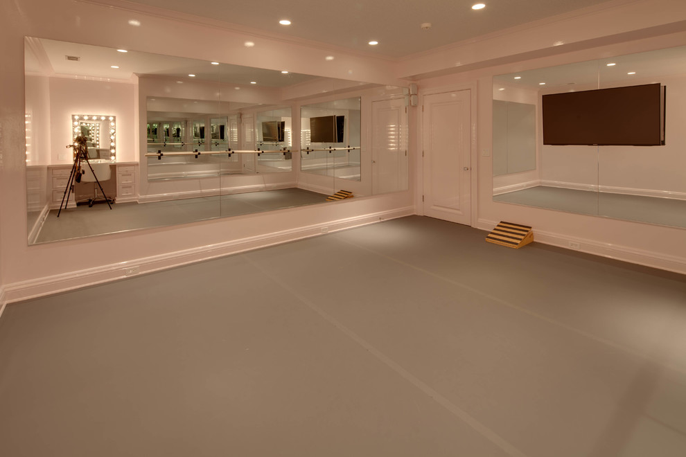 Foto di una palestra multiuso classica di medie dimensioni con pareti beige, pavimento in vinile e pavimento grigio