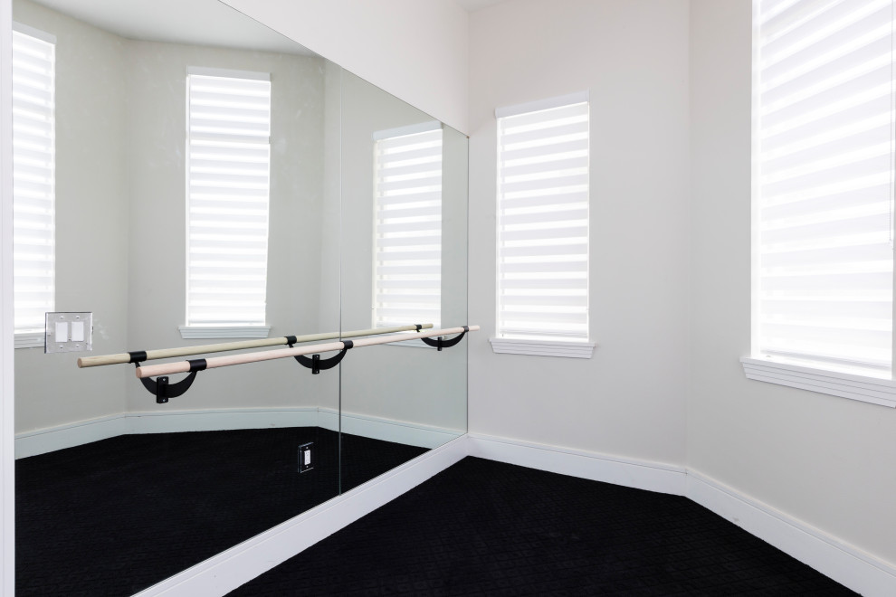 Cette image montre une petite salle de sport design multi-usage avec un mur blanc, moquette et un sol noir.