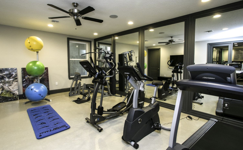 Multifunktionaler, Kleiner Klassischer Fitnessraum mit grauer Wandfarbe, Linoleum und grauem Boden in Orlando